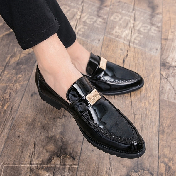 Μοντέρνα ανδρικά μοκασίνια με μεταλλικά στοιχεία σε μαύρο χρώμα