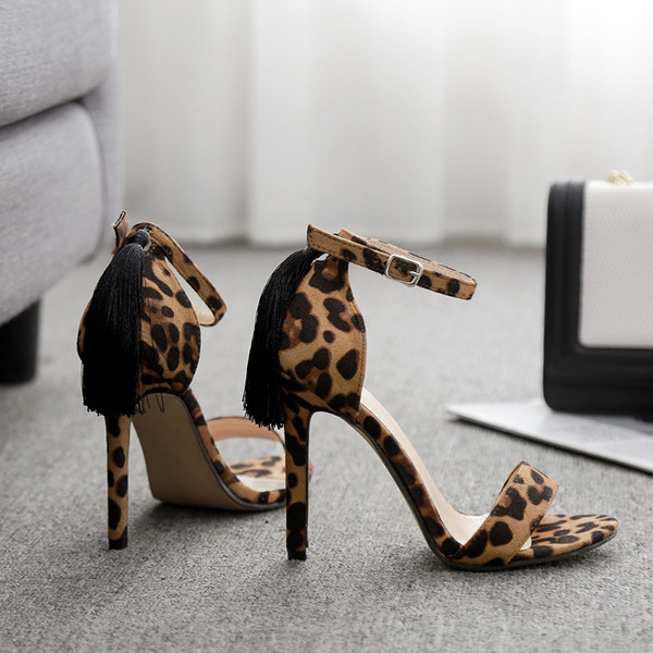 Model nou de sandale dama cu toc inalt si ciucuri in doua culori