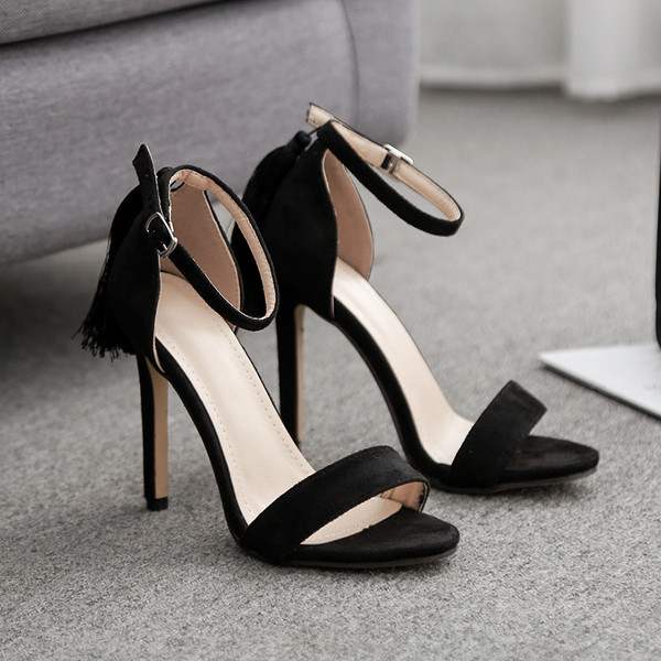 Model nou de sandale dama cu toc inalt si ciucuri in doua culori