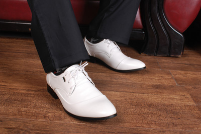 Pantofi de bărbați actuali în alb și negru cu șireturi