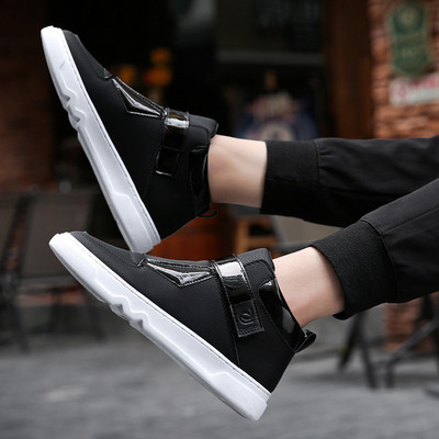 Μοντέρνα ανδρικά παπούτσια σε λευκό και μαύρο χρώμα