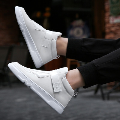 Μοντέρνα ανδρικά παπούτσια σε λευκό και μαύρο χρώμα