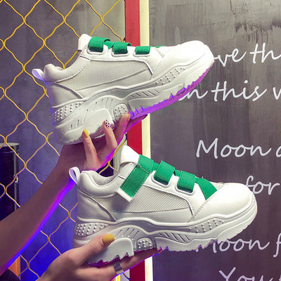 Adidasi moderni de dama in alb cu sireturi colorate si talpa inalta