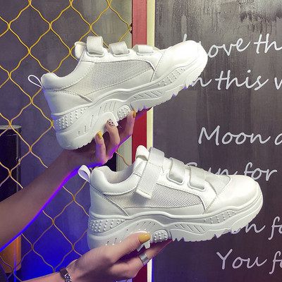 Adidasi moderni de dama in alb cu sireturi colorate si talpa inalta