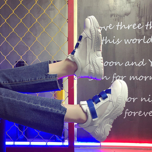 Adidasi moderni de dama in alb cu sireturi colorate si talpa inalta