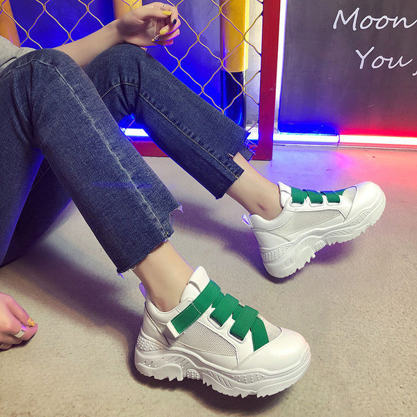 Adidasi moderni de dama in alb cu sireturi colorate si talpa inalta