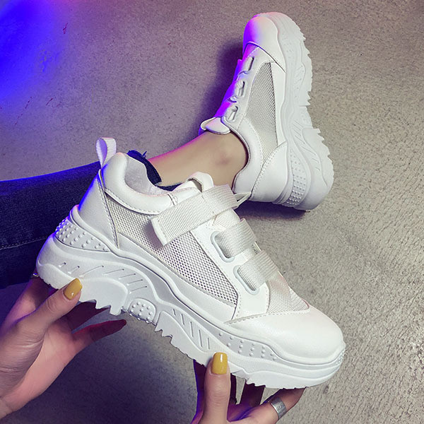 Adidasi moderni de dama in alb cu sireturi colorate si talpa inalta