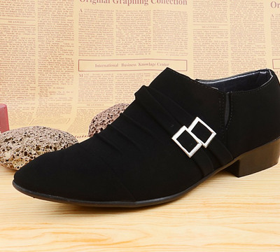 Öko velúrból készült modern férfi cipő, csattal