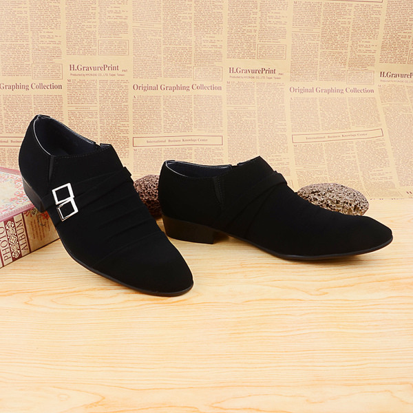 Öko velúrból készült modern férfi cipő, csattal