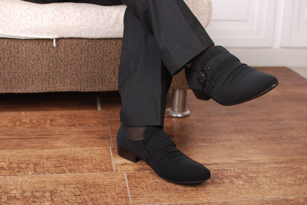 Alkalmi férfi cipő fekete színben karatamával