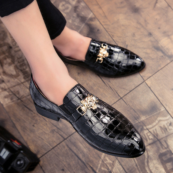 Stílusos férfi mokaszinok több színben fém elemekkel két modell