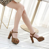 Modern női cipő magassarkúval és állatmintás