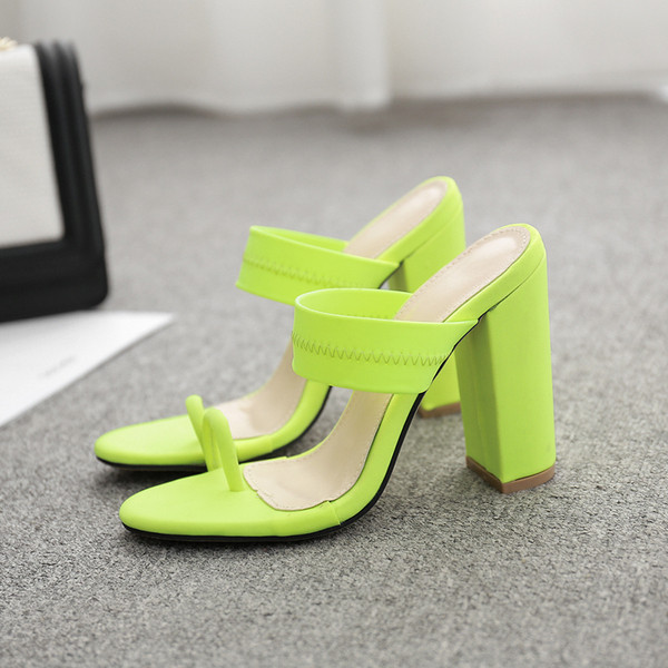 Νέα μοντέλα γυναικεία σανδάλια  με παχύ τακούνι σε μαύρο και πράσινο χρώμα