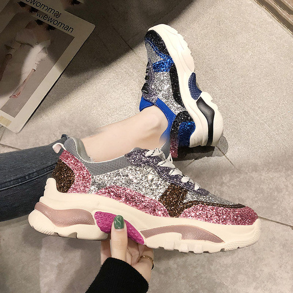 Model nou de adidasi de dama actuali cu finisaj lucios in doua culori