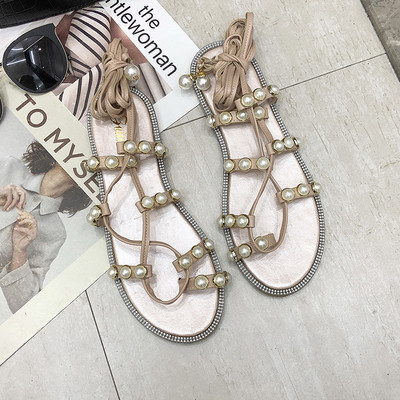 Stílusos női szandál gyöngyökkel és nyakkendőkkel fekete és bézs színben