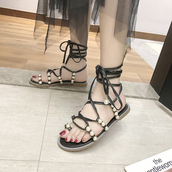 Stílusos női szandál gyöngyökkel és nyakkendőkkel fekete és bézs színben