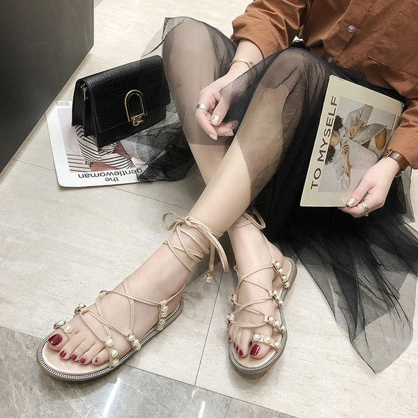 Stílusos női szandál gyöngyökkel és nyakkendőkkel fekete és bézs színben