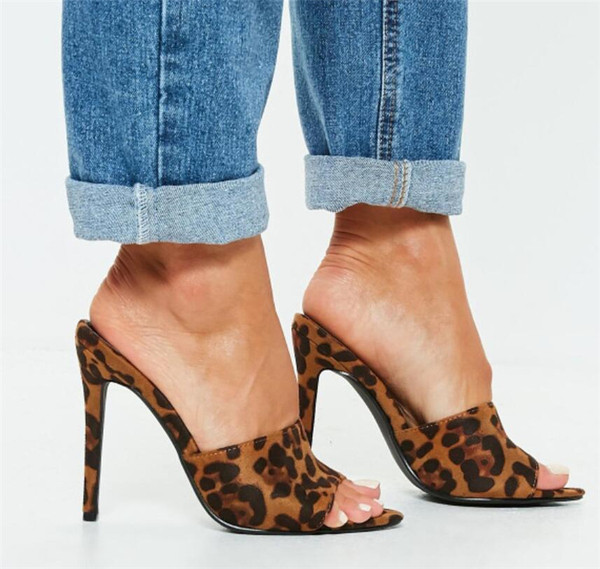 Μοντέρνα γυναικείες παντόφλες με  ψηλά τακούνια και εκτύπωση ζώων