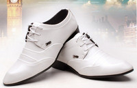 Modern férfi cipő fekete-fehér színben, fém elemmel