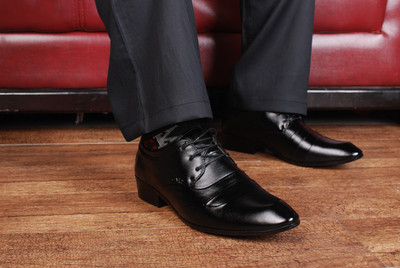 Modern férfi cipő fekete-fehér színben, fém elemmel