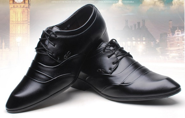 Modern férfi cipő fekete-fehér színben, fém elemmel