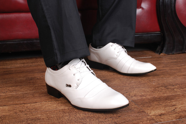 Modern férfi cipő fekete-fehér színben, fém elemmel