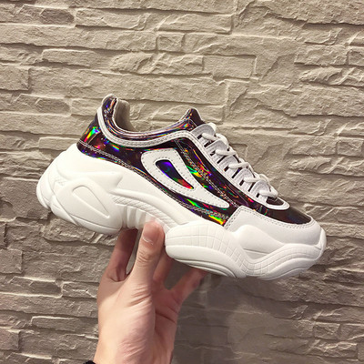 Alkalmi női tornacipő magas talppal, két színben