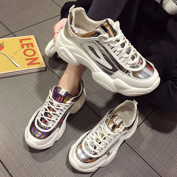 Alkalmi női tornacipő magas talppal, két színben