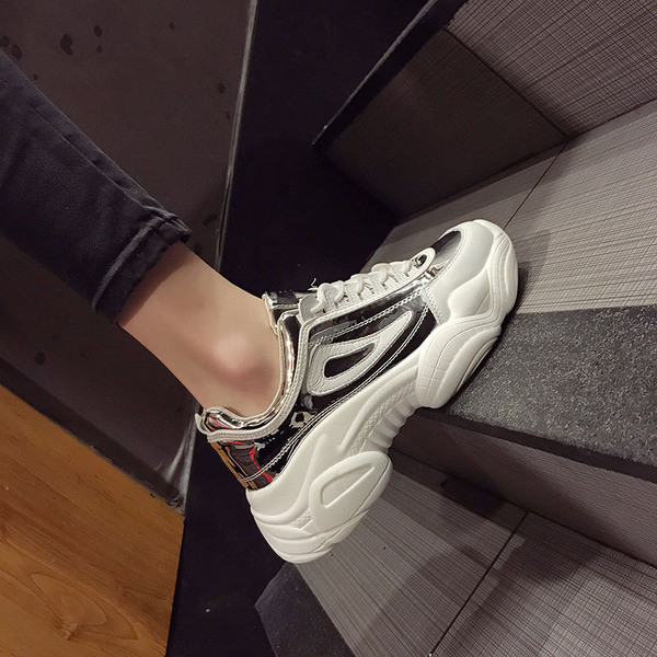 Alkalmi női tornacipő magas talppal, két színben