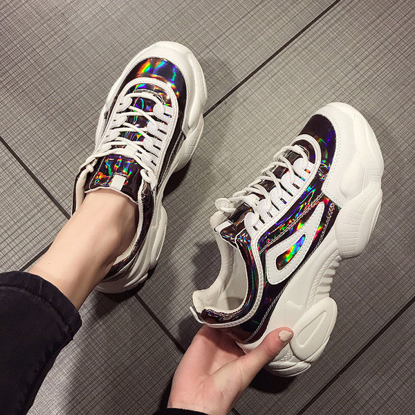 Alkalmi női tornacipő magas talppal, két színben