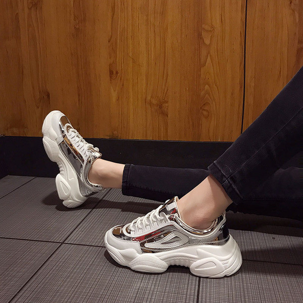 Alkalmi női tornacipő magas talppal, két színben