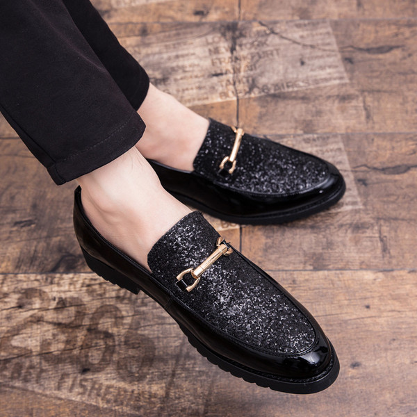 Modern férfi mokaszinok fényes elemekkel több színben