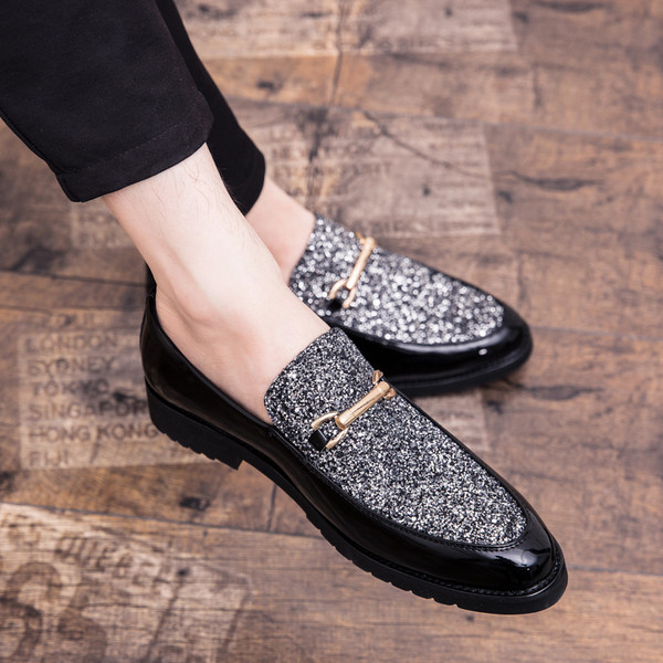 Modern férfi mokaszinok fényes elemekkel több színben