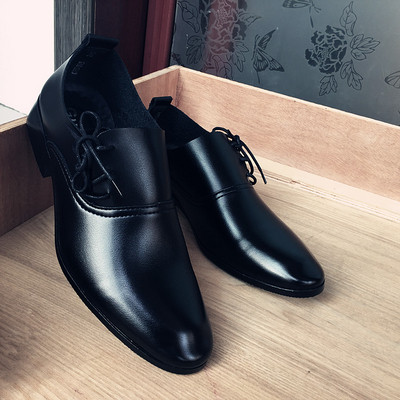 A modern férfi cipők három színű ökobőrből készültek