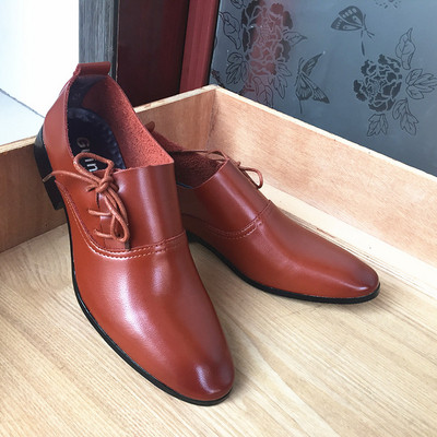 A modern férfi cipők három színű ökobőrből készültek