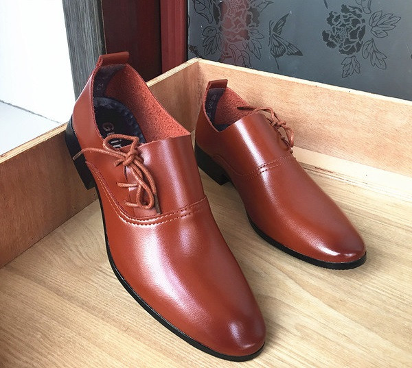 A modern férfi cipők három színű ökobőrből készültek