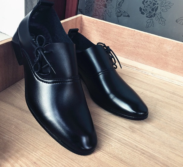 A modern férfi cipők három színű ökobőrből készültek