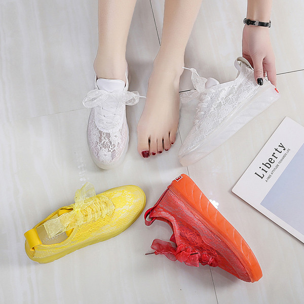 Νέα μοντέλα γυναικεία αθλητικά παπούτσια με δαντέλα σε κίτρινο, λευκό και κόκκινο χρώμα 