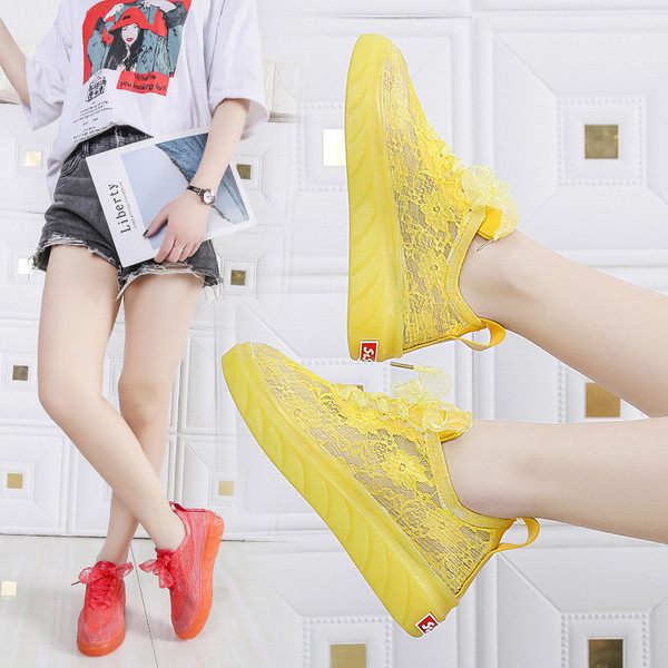 Νέα μοντέλα γυναικεία αθλητικά παπούτσια με δαντέλα σε κίτρινο, λευκό και κόκκινο χρώμα 