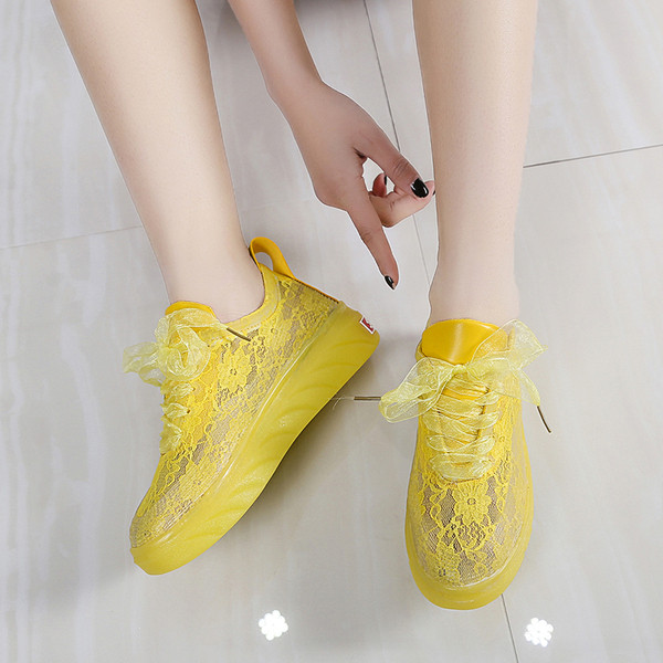 Νέα μοντέλα γυναικεία αθλητικά παπούτσια με δαντέλα σε κίτρινο, λευκό και κόκκινο χρώμα 