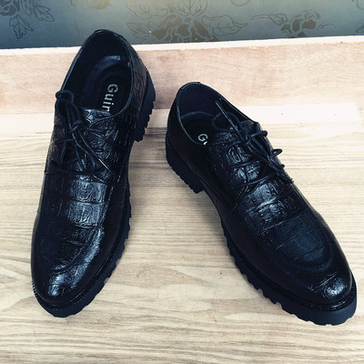 Модерни мъжки обувки е черен цвят с груба подметка