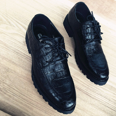 A modern férfi cipő fekete színű, durva talppal