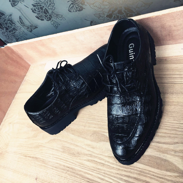 A modern férfi cipő fekete színű, durva talppal