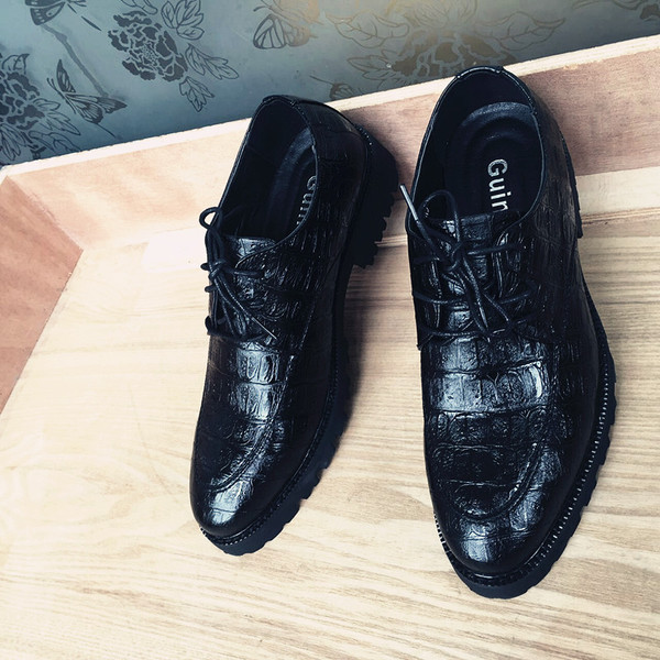 A modern férfi cipő fekete színű, durva talppal