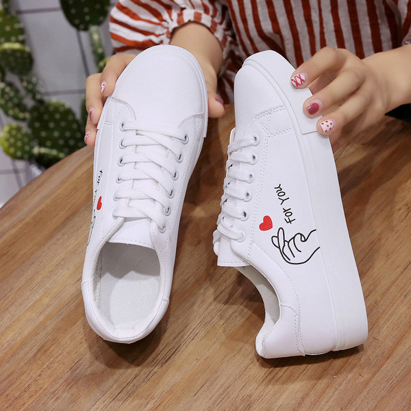 Eko bőrből készült alkalmi női tornacipő két színben