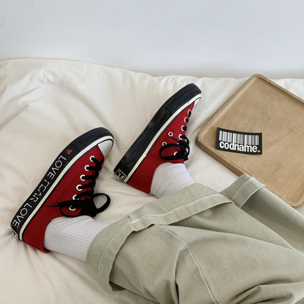 Καθημερινά γυναικεία πάνινα παπούτσια με επιγραφή στη σόλα σε διάφορα χρώματα