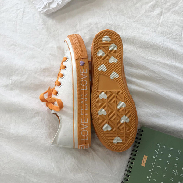 Καθημερινά γυναικεία πάνινα παπούτσια με επιγραφή στη σόλα σε διάφορα χρώματα