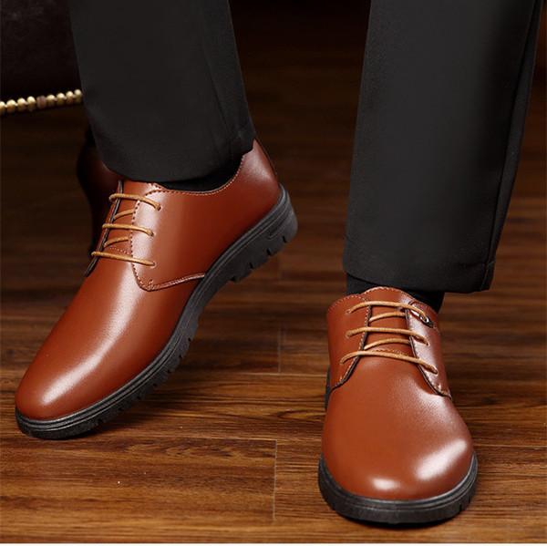 Κομψά υποδήματα ανδρικά με ελαστικό δέρμα σε δύο χρώματα