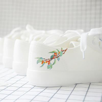 Γυναικεία αθλητικά παπούτσια σε λευκό χρώμα με διάφορες εφαρμογές