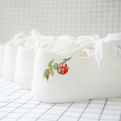 Γυναικεία αθλητικά παπούτσια σε λευκό χρώμα με διάφορες εφαρμογές